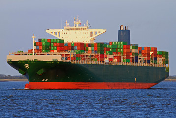 grünes Gross-Containerschiff vor Cuxhaven