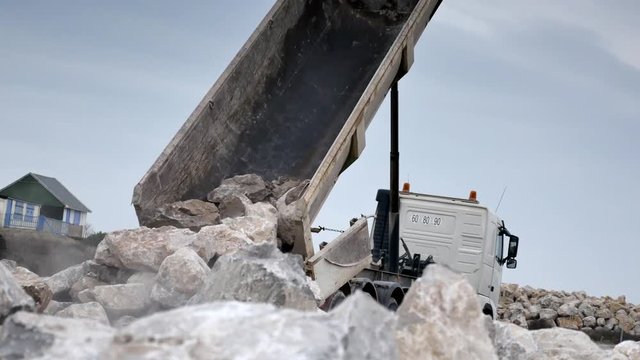 d&eacute;chargement d'une benne 4k vid&eacute;o