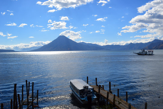 Vista en el puerto en Atitlán uno de los lagos más hermosos del mundo  se encuentra en Sololá departamento de Guatemala.