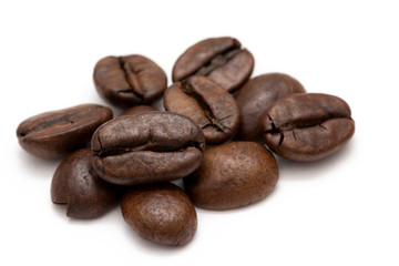 Kaffeebohnen isoliert auf weiß