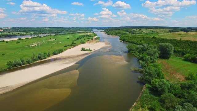 Przelot dronem nad rzeką