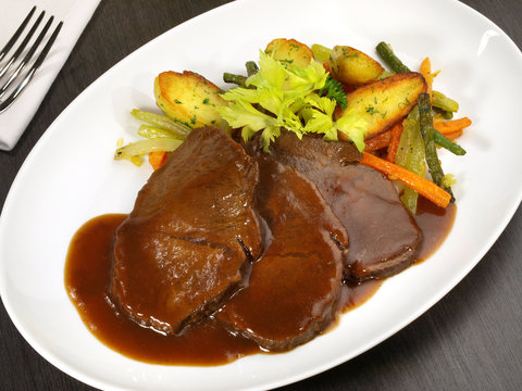 Rinderbraten mit Gem&uuml;se und Kartoffeln