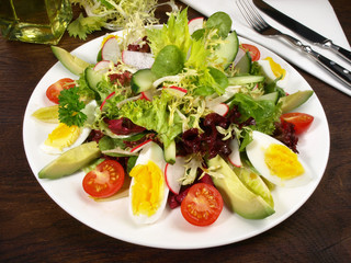 Gemischter Salat mit Ei und Avocado