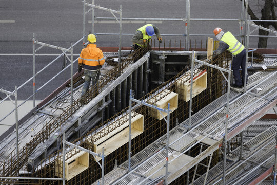 Arbeiter an Schalungskonstruktion