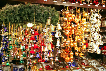 Bunter Weihnachtsschmuck auf dem Christkindlmarkt in München, Bayern, Deutschland, Europa