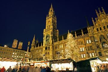 Fototapeta na wymiar Weihnachtsmarkt in München am Marienplatz, Bayern, Deutschland, Europa