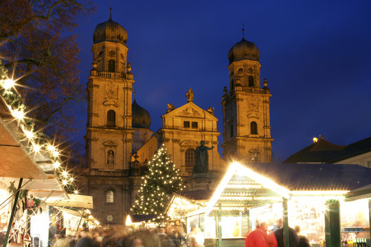 Weihnachtsmarkt in Passau, Bayern, Deutschland, Europa