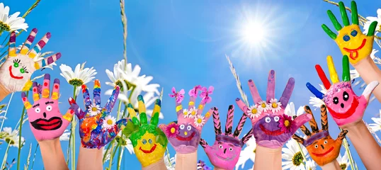 Glücklich sein: Hände spielender Kinder vor Blumenwiese :) © doris oberfrank-list