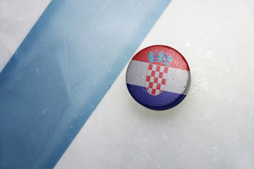 Naklejka premium old hockey puck with the national flag of croatia