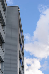 Fototapeta premium Haus - Hochhaus - Gebäude mit blauem Himmel und Freiraum