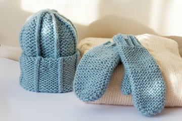 kit consisting of mittens, hats and snood connected manually blue thread