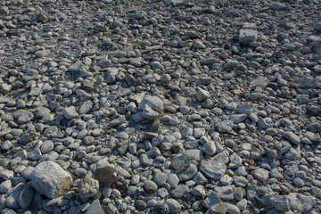 viele Steine am Fluss 