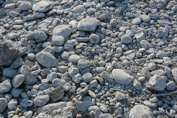viele Steine am Fluss 