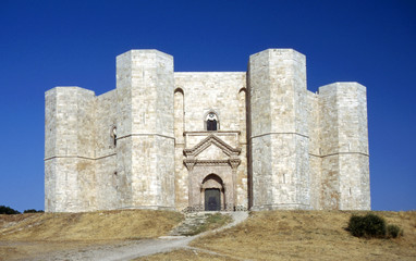 Fototapeta na wymiar Das Castel del Monte von Federico II, in Italien, Apulien..