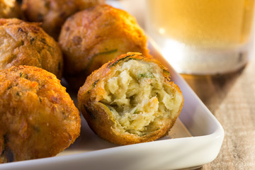Bolinhos de bacalhau fritos com cerveja gelada