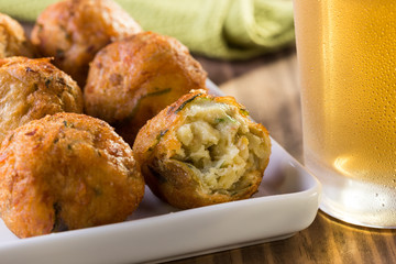 Bolinhos de bacalhau fritos com cerveja gelada
