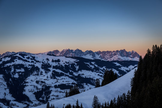 Winterlandschaft mit Blick auf das Gebirge Wilder Kaiser in Tirol