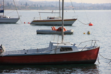 Fototapeta na wymiar barche al lago