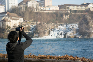 Tourist fotografiert eine Sehenswürdigkeit mit dem Handy