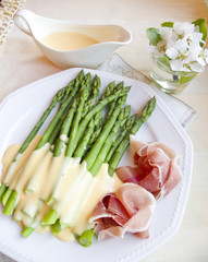 Asparagus with hollandaise sauce