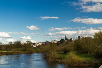 Obraz premium Ross on Wye, river in foreground. Late afternoon.