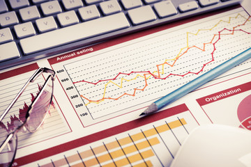 Obraz premium Preparing average sales report