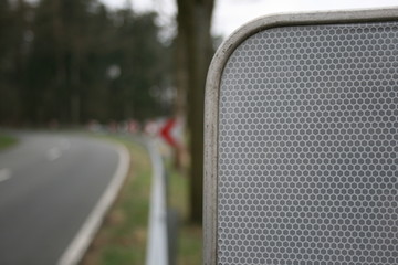 Fototapeta premium Landstraße Gefahr Sicherheit Kurve mit Leitplanken