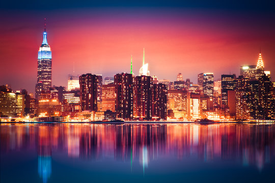 Fototapeta Panoramę Nowego Jorku na Manhattanie z żywymi kolorami nocy