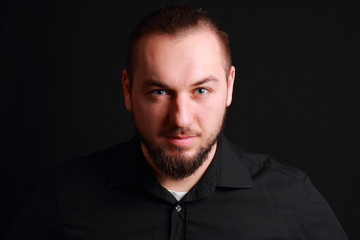 Mann schaut intensiv in die Kamera