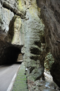 Die strada della forra am Gardasee durch eine enge Schlucht mit Tunnel