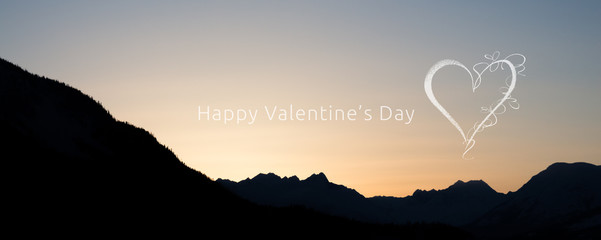 Joyeuse Saint Valentin sur un ciel de soleil couchant en montagne
