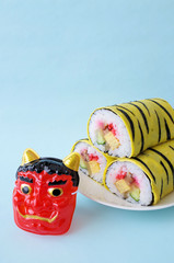 トラ柄の恵方巻と鬼の面