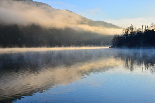 朝霧の奥只見湖