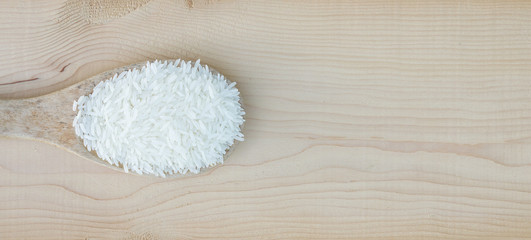 Fototapeta na wymiar jasmine rice in a wooden spoon.