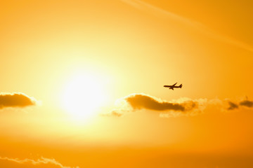 夕日と飛行機
