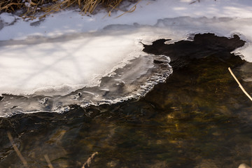 Eiskristalle am Bach