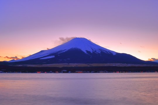 【山梨県】山中湖から夕暮れの富士山(富士五湖)