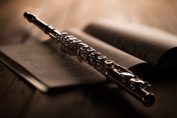flauto traverso con spartito musicale
