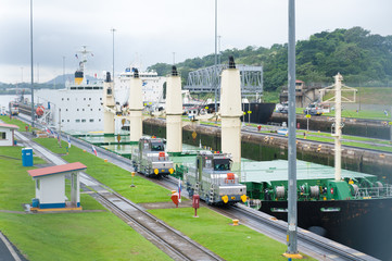 Die Mirafloresschleuse im Panamakanal