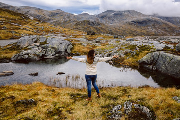 Obraz premium Tourist girl enjoying view and nature in Norway