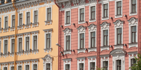 Fototapeta na wymiar windows with moldings in an old buildings