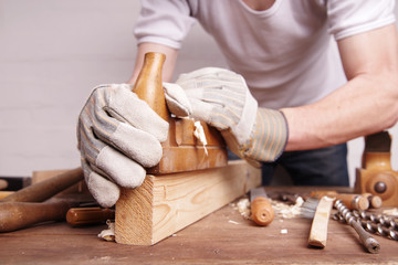 Schreiner bei der Arbeit