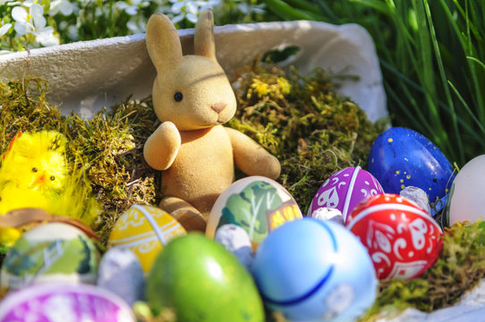 bunt bemalte Ostereier im Garten