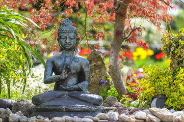 Buddha-Skulptur im frühlingshaften Garten