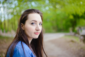Naklejka premium beautiful girl in a dress in the spring in a mask of dry leaf