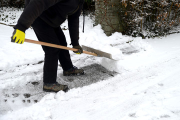 Naklejka premium Schnee räumen