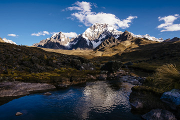 Gletscherfluss in der Kordillere Vilcanota mit dem Gipfel des Ausangate 6384m, Kordillere Vilcanota, Peru, Südamerika