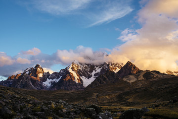 Fototapeta premium Kordillere Vilcanota mit dem Gipfel des Ausangate 6384m, Kordillere Vilcanota, Peru, Südamerika