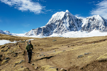 Fototapeta na wymiar Einzelner Wanderer auf einer Trekkingtour zur Umrundung des Ausangate 6384m, Kordillere Vilcanota, Peru, Südamerika