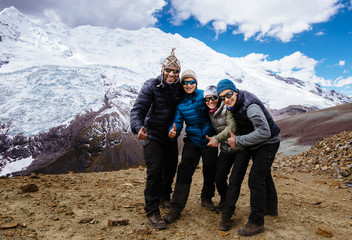 Familie erreicht einen 5000m Pass bei einer Trekkingtour um das Massiv des Ausangate/ Cordillera Vilcanota( peru / south america - obrazy, fototapety, plakaty